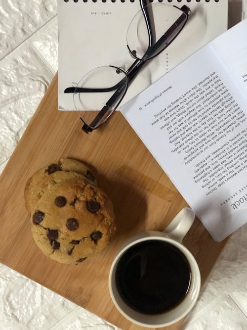 bir fincan kahve, bisküviler, çikolata parçacıklı kurabiye içeren Ücretsiz stok fotoğraf