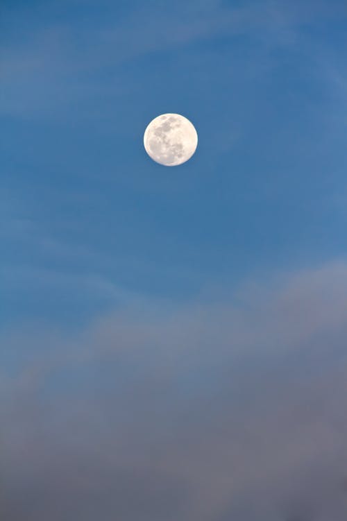 Foto profissional grátis de atmosfera, céu azul, lua cheia