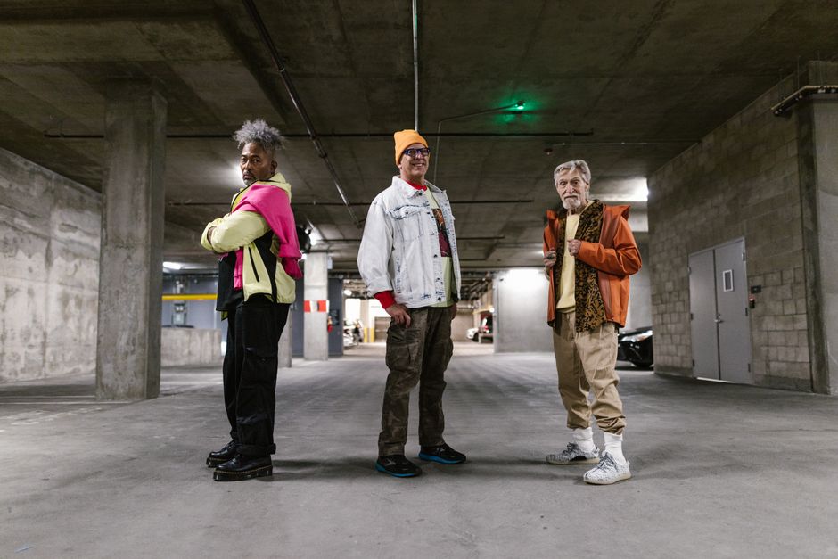 Como a Criatividade Pode Aumentar sua Autoestima na Moda 2 Elderly men showcasing fashionable street style outfits in an industrial setting.