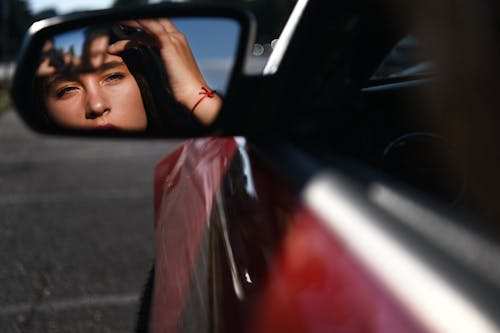 Ücretsiz araba, Kadın, yan ayna içeren Ücretsiz stok fotoğraf Stok Fotoğraflar