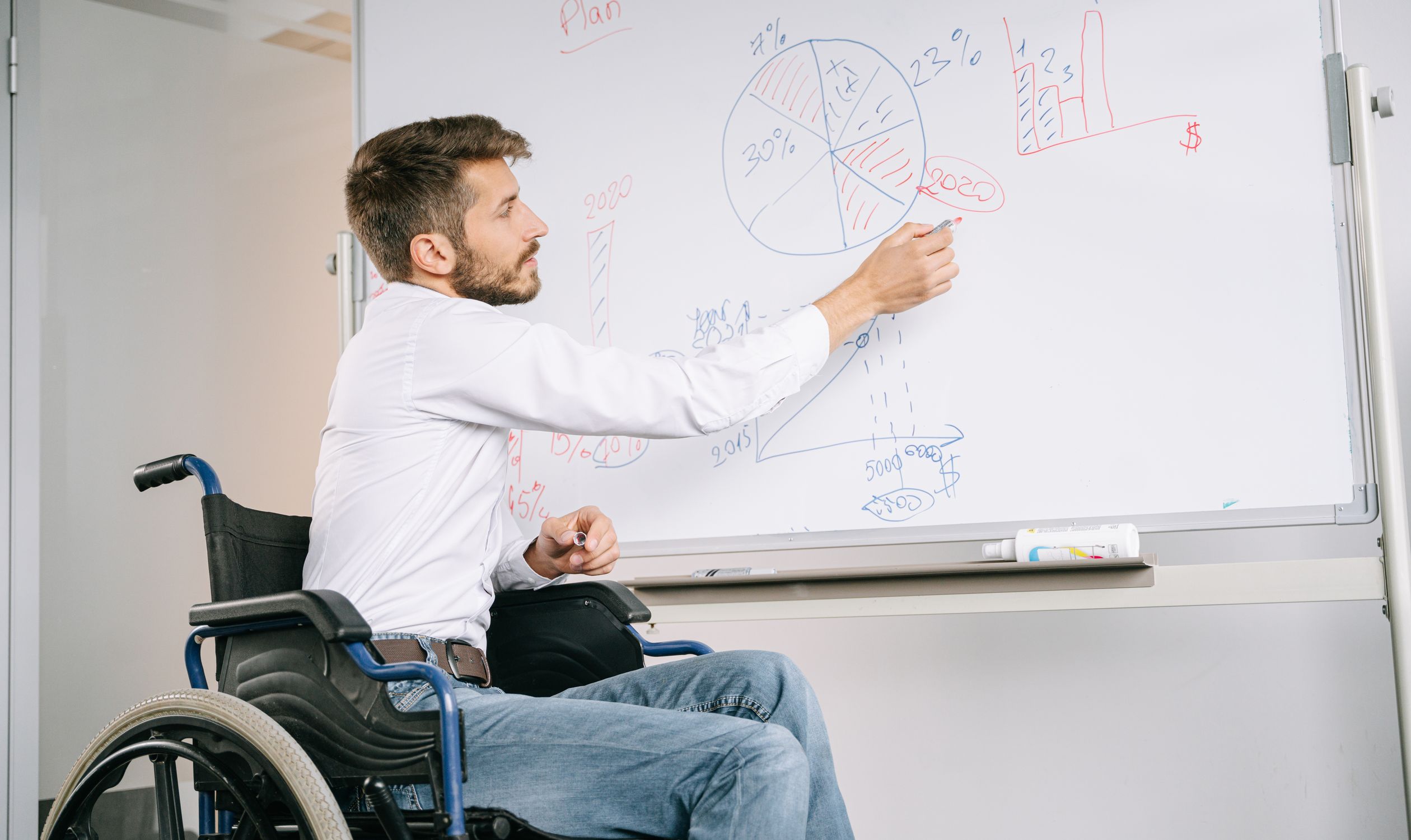 Accessibilité web : ce que la loi impose vraiment aux TPE en 2026 1 Accessibilité numérique et inclusion : un professionnel en fauteuil roulant anime une présentation, un enjeu pour les entreprises du Pays de Redon