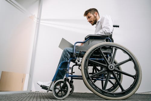 Darmowe zdjęcie z galerii z biuro, inwalidztwo, laptop