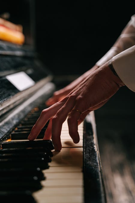 Should you look at your hands when playing the piano?