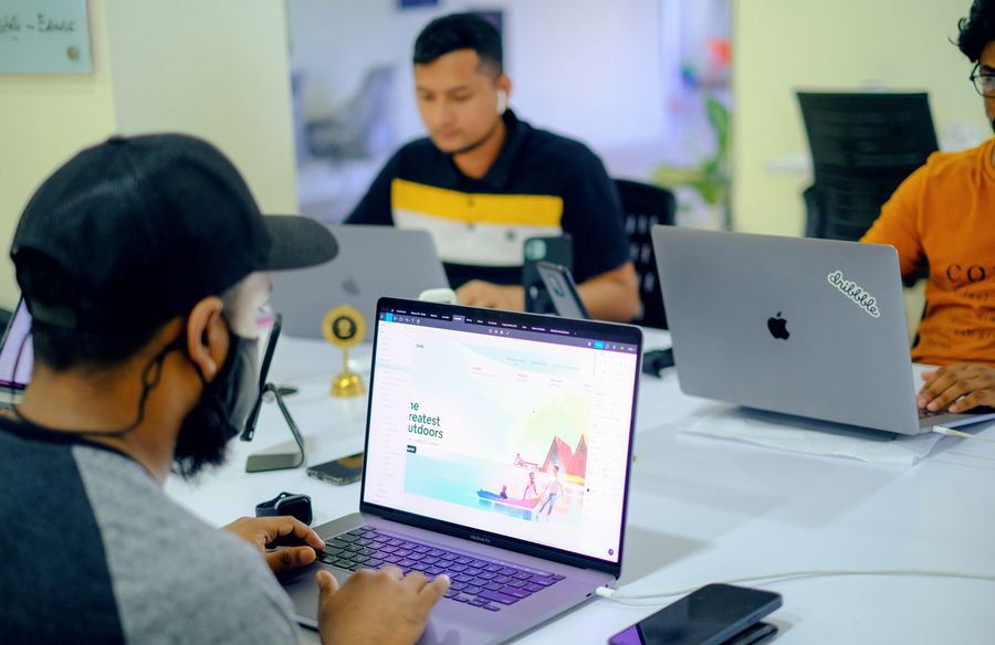 Equipo de profesionales colaborando en un proyecto de software
