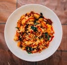 这道炒菜令人垂涎欲滴，用蔬菜和肉配上美味酱汁