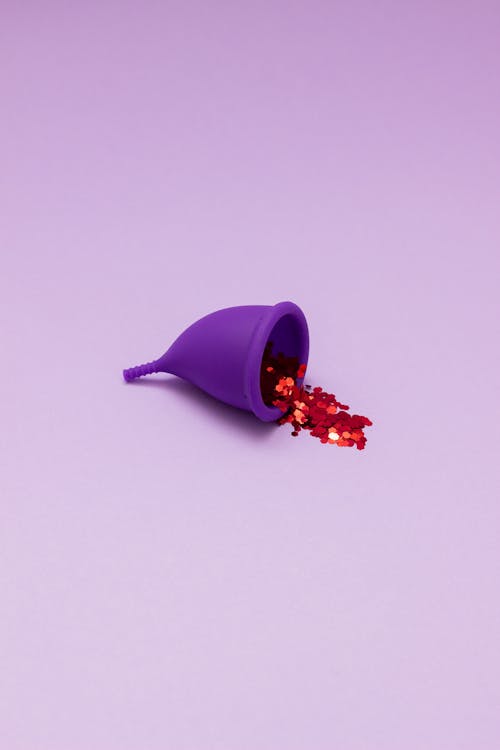 Foto profissional grátis de copo menstrual, eco amigável, fundo roxo