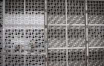 在巴西圣保罗，高层工人在悬浮平台上绘制几何立面