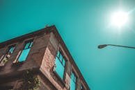 在巴西维拉玛丽亚泽利亚，一座废弃建筑的低角度视图下，阳光明媚，天空明亮