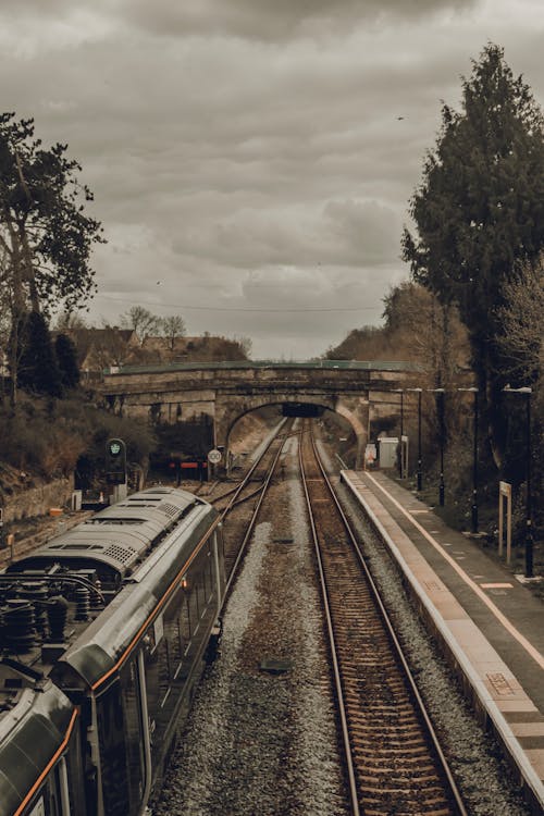 бесплатная Бесплатное стоковое фото с вертикальный выстрел, железная дорога, железнодорожная станция Стоковое фото