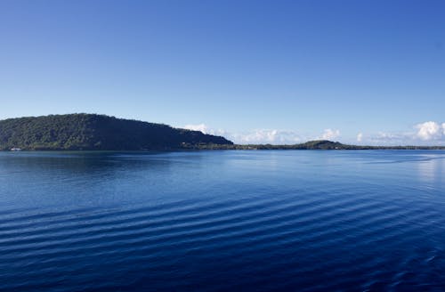 山の近くの水域の風景写真