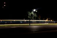 夜间高速公路的长曝光镜头中，过往汽车灯光形成条纹