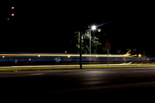 夜间高速公路的长曝光镜头中，过往汽车灯光形成条纹