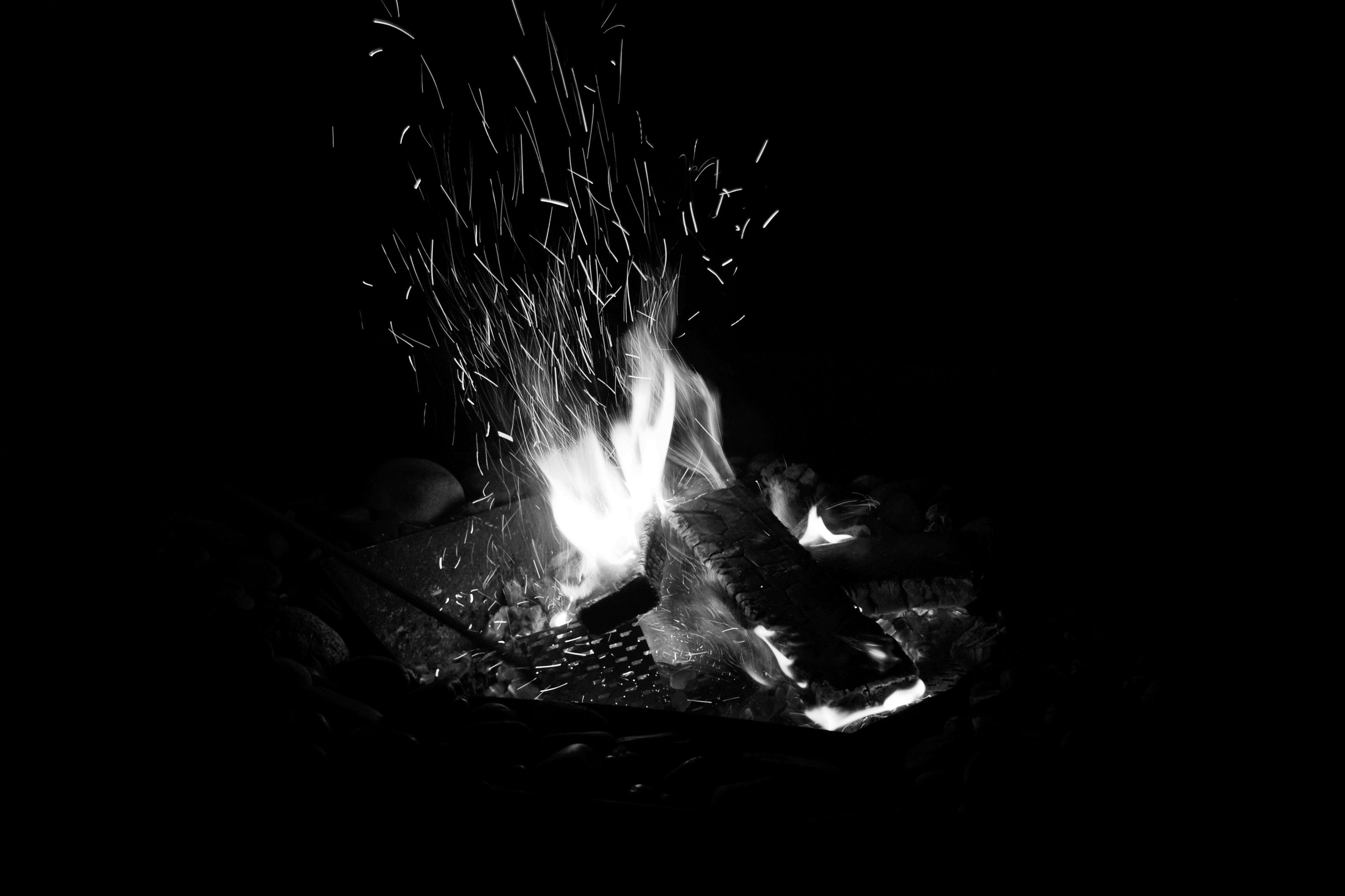 夜間のキャンプファイヤー 無料の写真素材