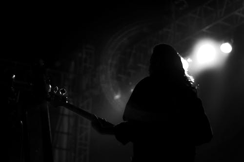 Immagine gratuita di bianco e nero, chitarra, faretto