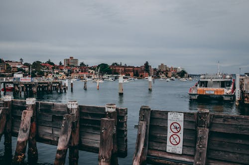 Barco Junto Al Muelle Cerca Del Poste Gris