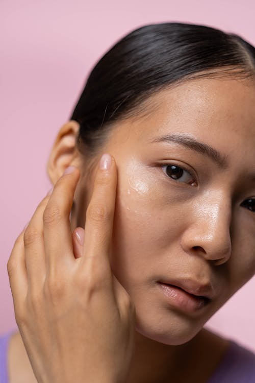 Free Woman With Black Hair And Fair Skin Stock Photo