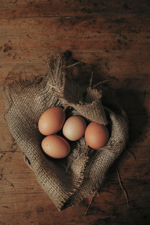 갈색 계란, 닭고기 달걀, 목조 테이블의 무료 스톡 사진