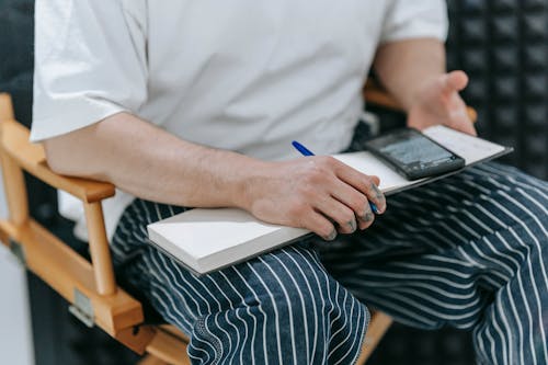 공책, 남자, 사람의 무료 스톡 사진