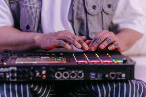 Kostenloses Stock Foto zu drum-machine, elektronisches gerät, hände