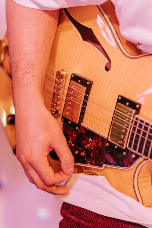 dikey atış, el, elektro gitar içeren Ücretsiz stok fotoğraf