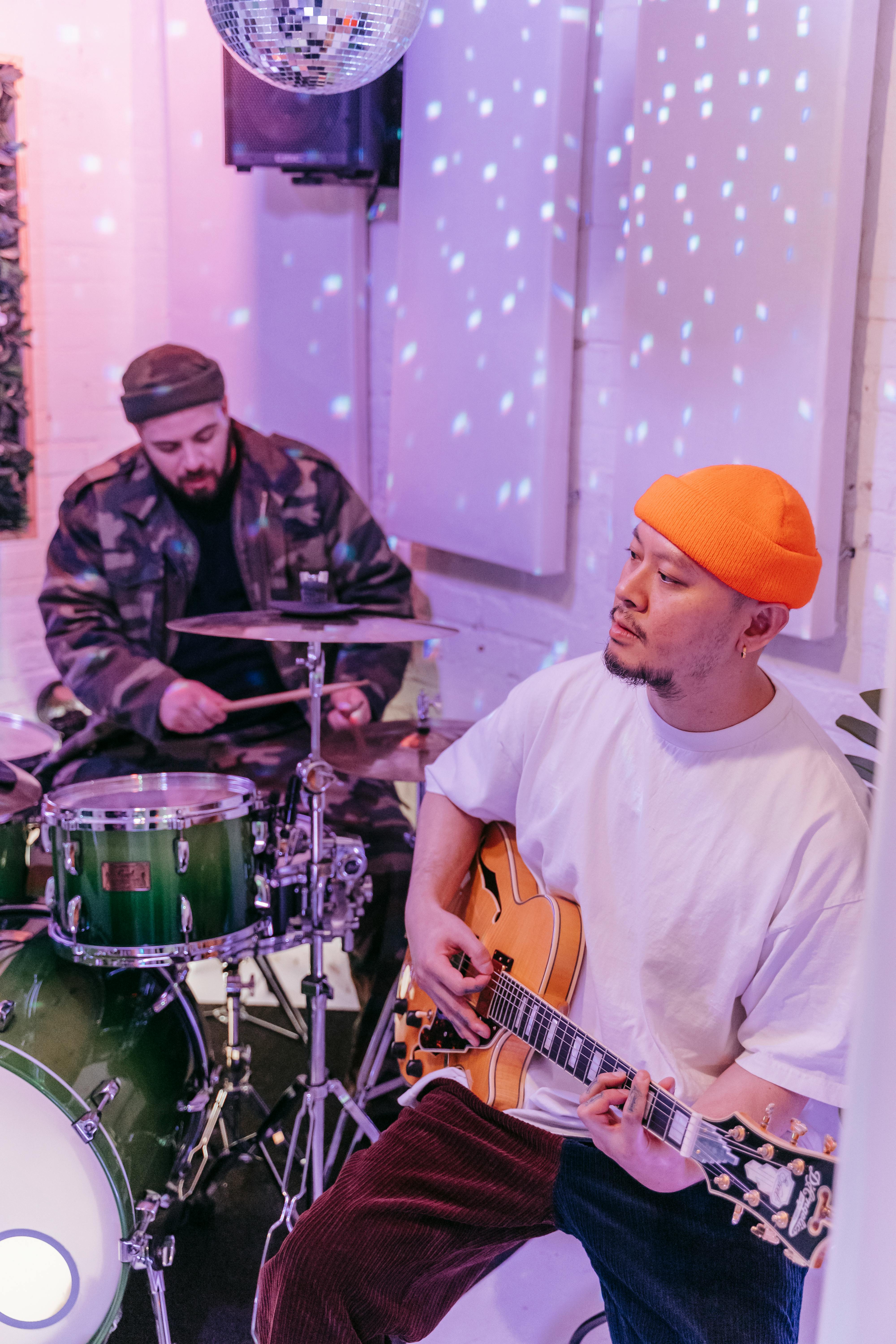 Setting a Realistic ‌Budget for‍ Your First‌ Guitar