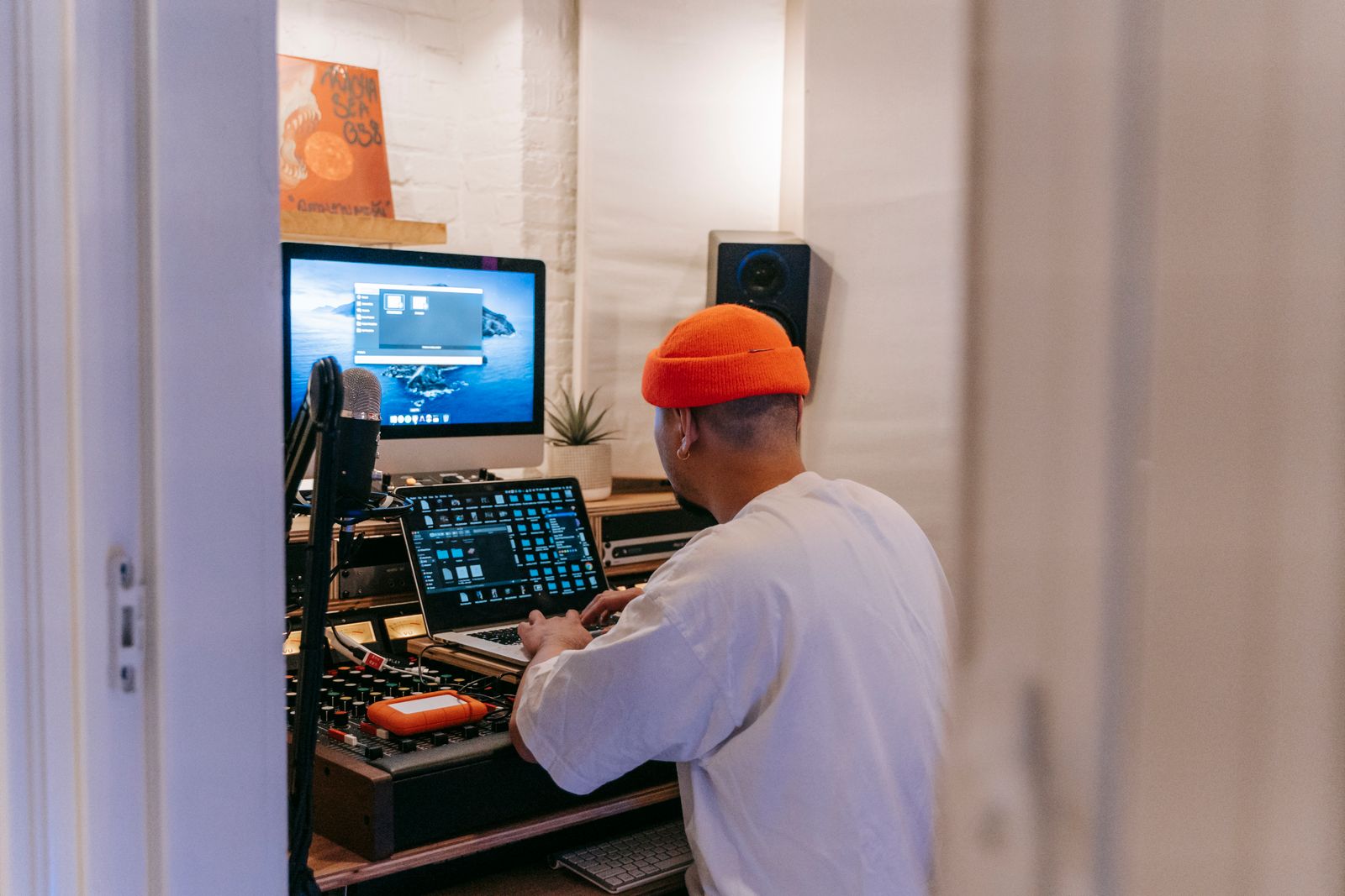 Productor musical creando un beat tag de productor gratis en un home studio