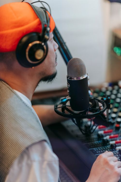 Man With Computer Microphone A Man Talking on the Microphone · Free Stock Photo