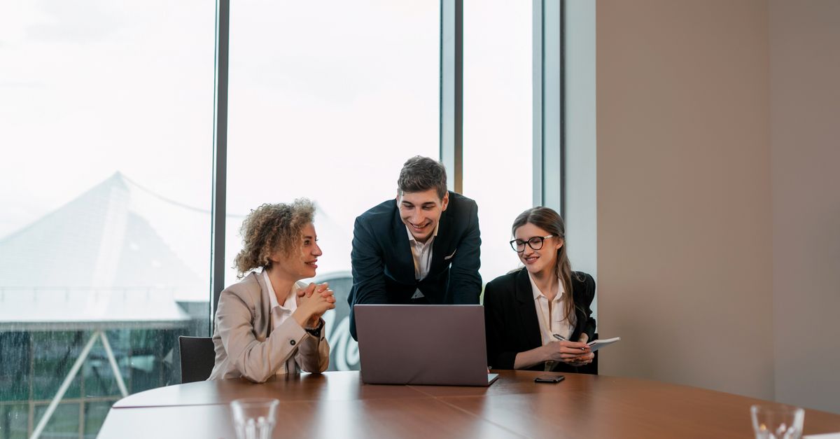 Equipo diverso de profesionales colaborando en una oficina moderna y luminosa