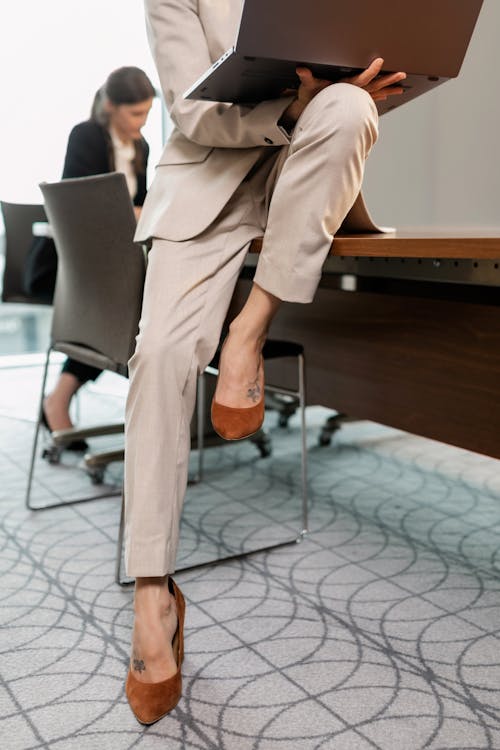Foto profissional grátis de blazer marrom, calça marrom, calçados