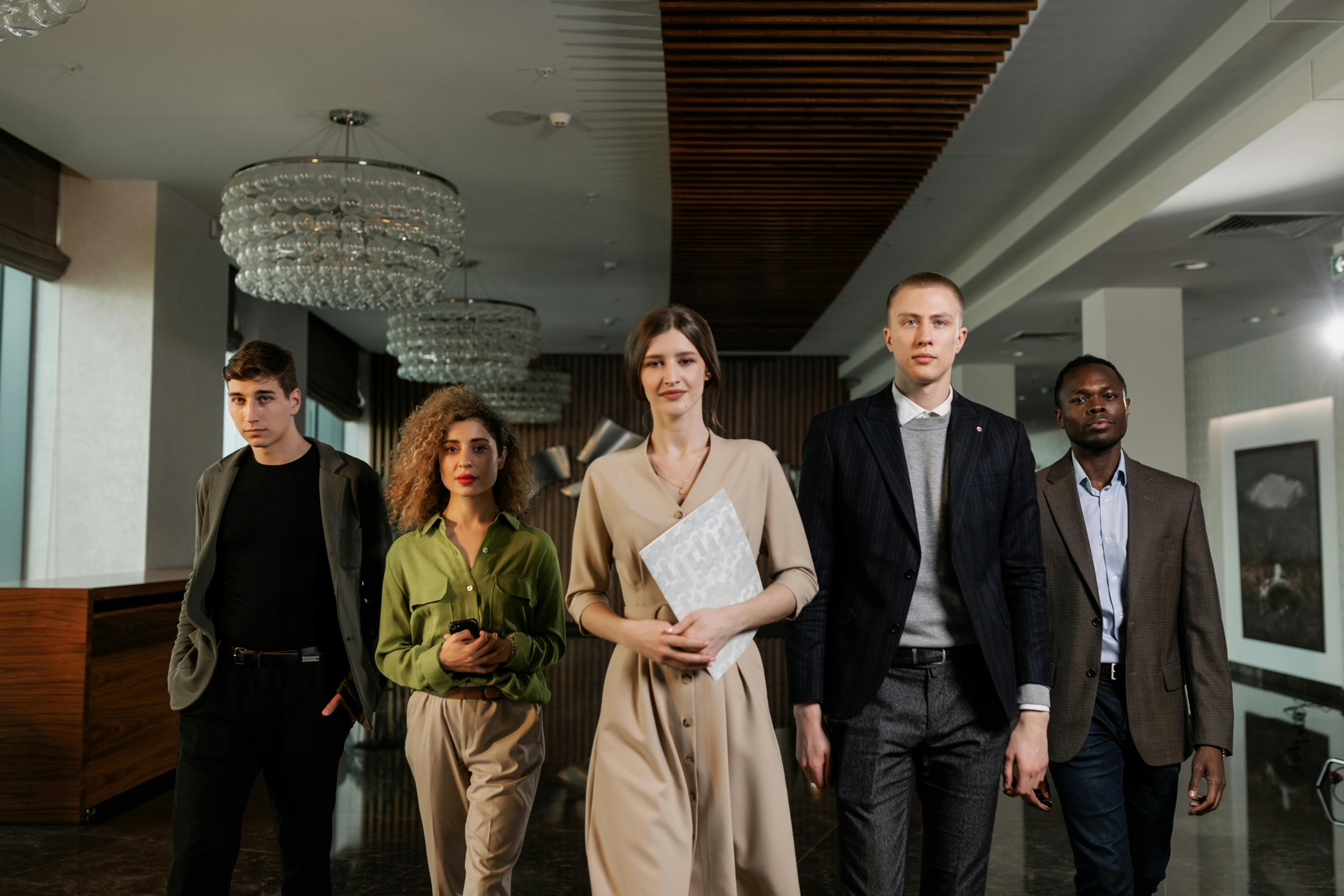 Profesional jurídica consultando documentos legales