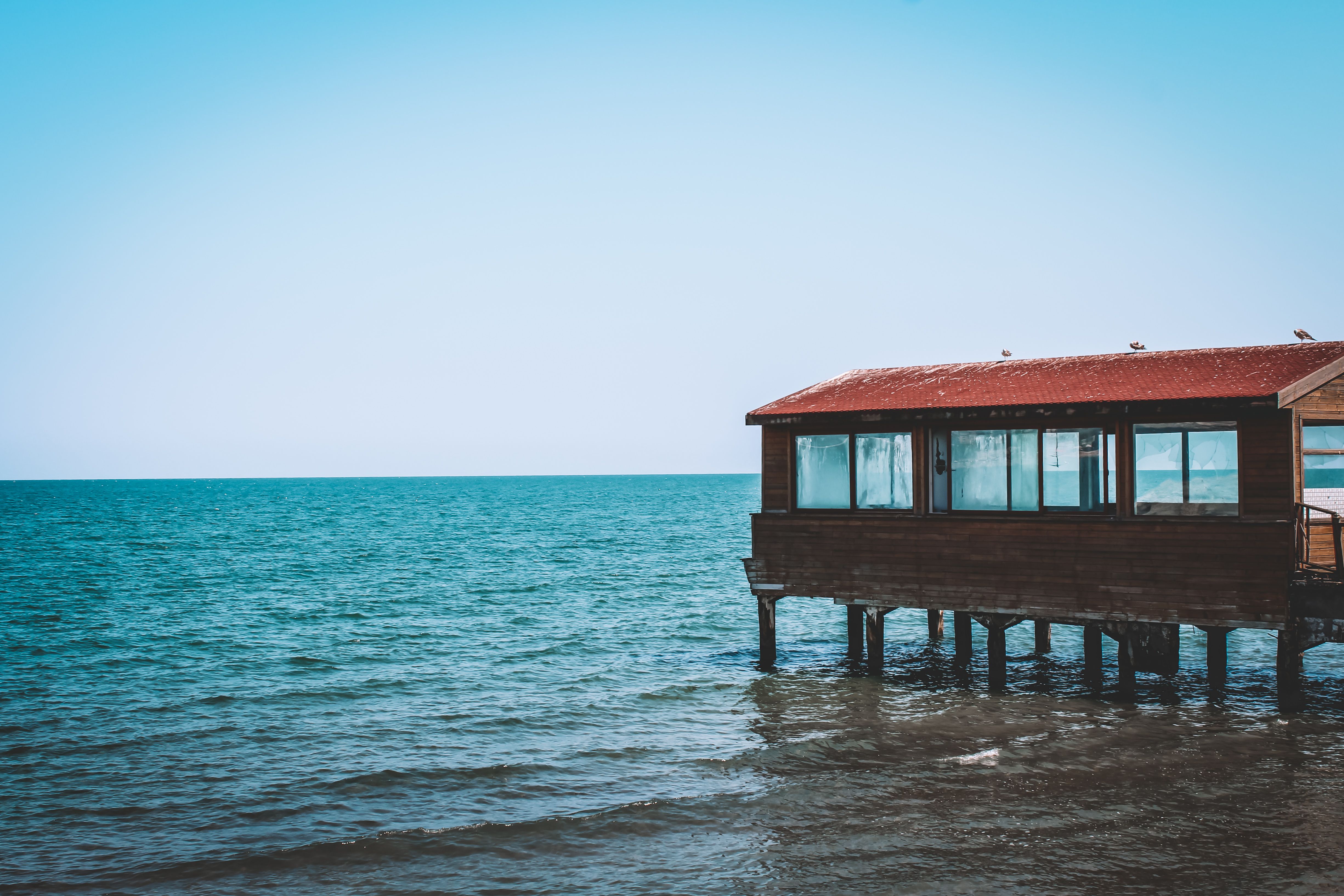 Casa de playa con grandes ventanales frente al océano