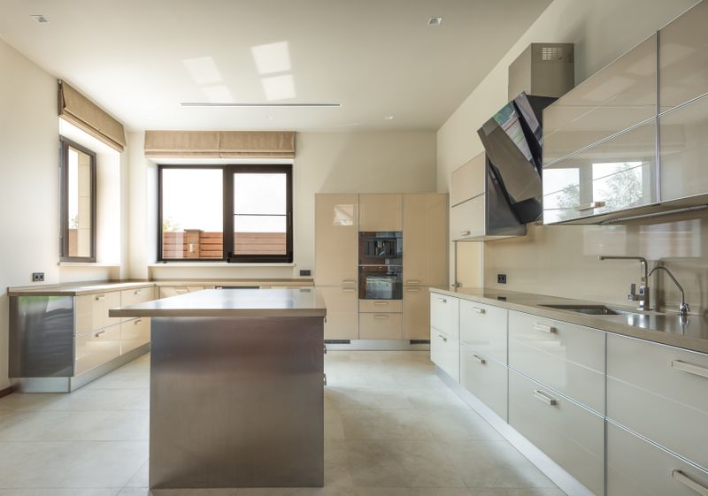 Cucina moderna con ante lisce e isola