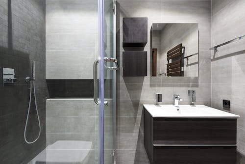 Безкоштовне стокове фото на тему «ванна кімната, віддзеркалення, відтінки сірого»