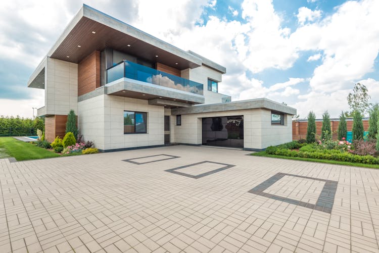 A Beautiful House With Garage Near The Yard