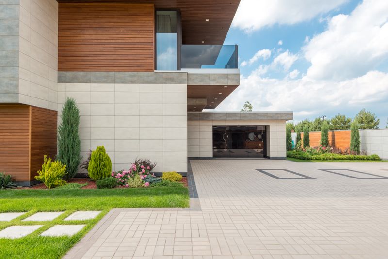 Attractive paved driveway entrance to a home