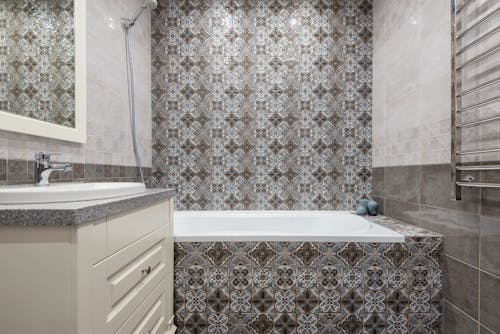 grátis Foto profissional grátis de azulejos, banheira, banheiro Foto profissional