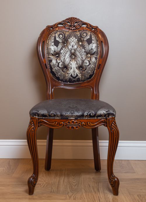 Free Exquisite vintage wooden chair featuring detailed ornate carvings and plush upholstery. Perfect for classic interiors. Stock Photo
