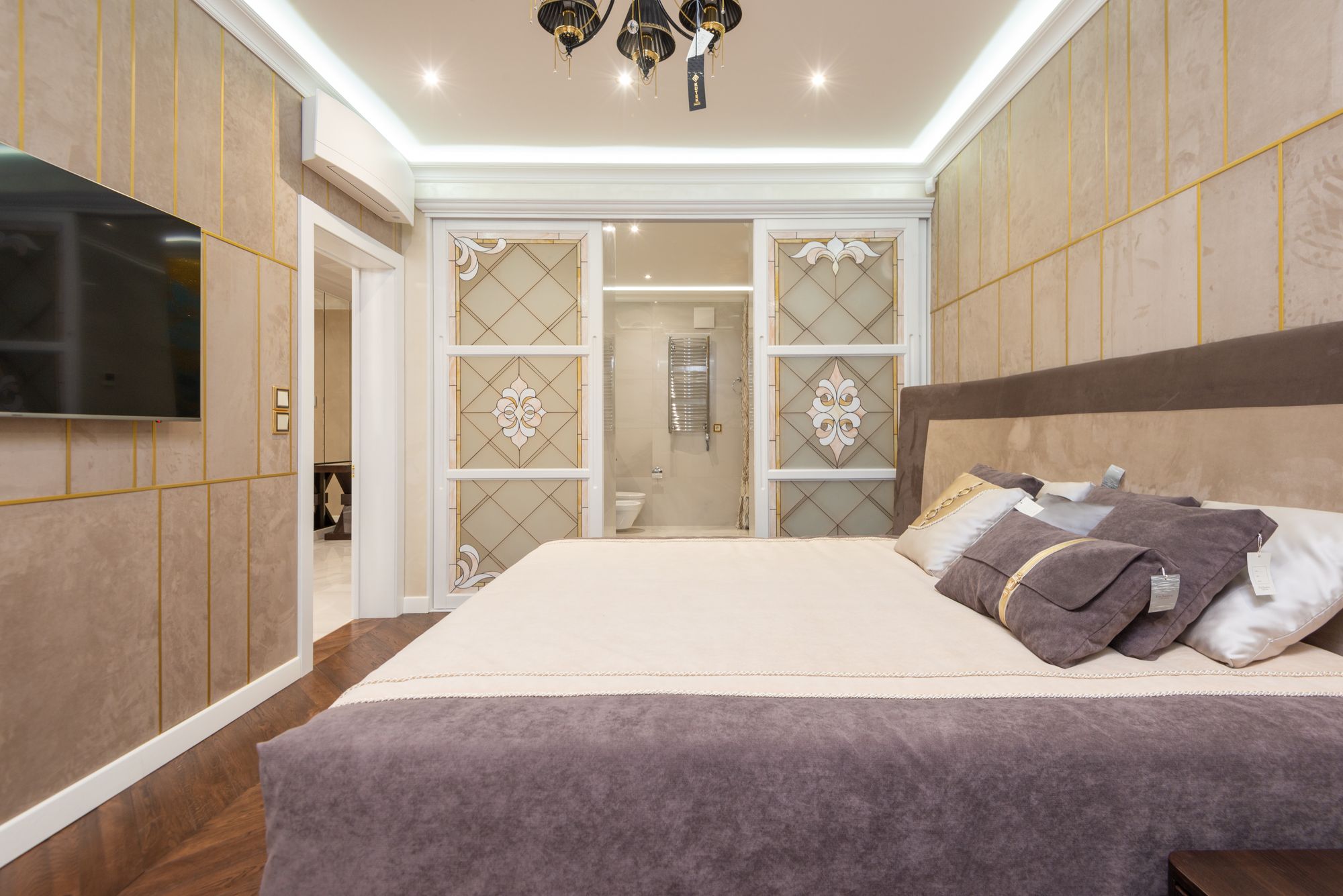 Suite d'hôtel de luxe avec grand lit