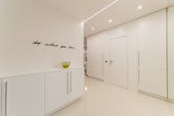 这间时尚现代的极简主义白色房间，配有励志文字和装饰碗，风格时尚