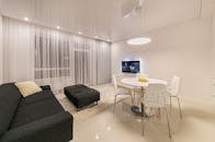 客厅设计时尚，配有现代家具和优雅的灯光