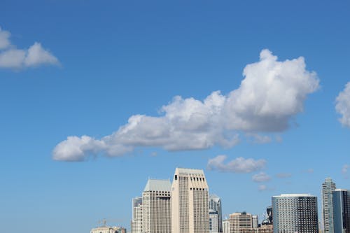 Nubes Cúmulos Sobre Edificio De Gran Altura