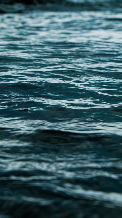 Free A tranquil close-up view of ocean waves in a calm sea setting. Stock Photo