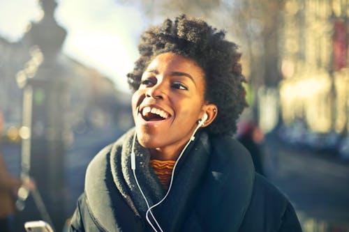 音楽を聴いている女性のクローズアップ写真
