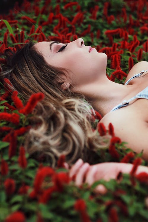 一個女人躺在植物附近的特寫攝影