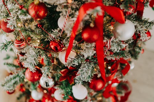 Gratis lagerfoto af gavebånd, julekugler, juletræ Lagerfoto