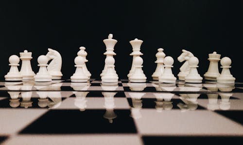 チェス盤の上に白いチェスの駒