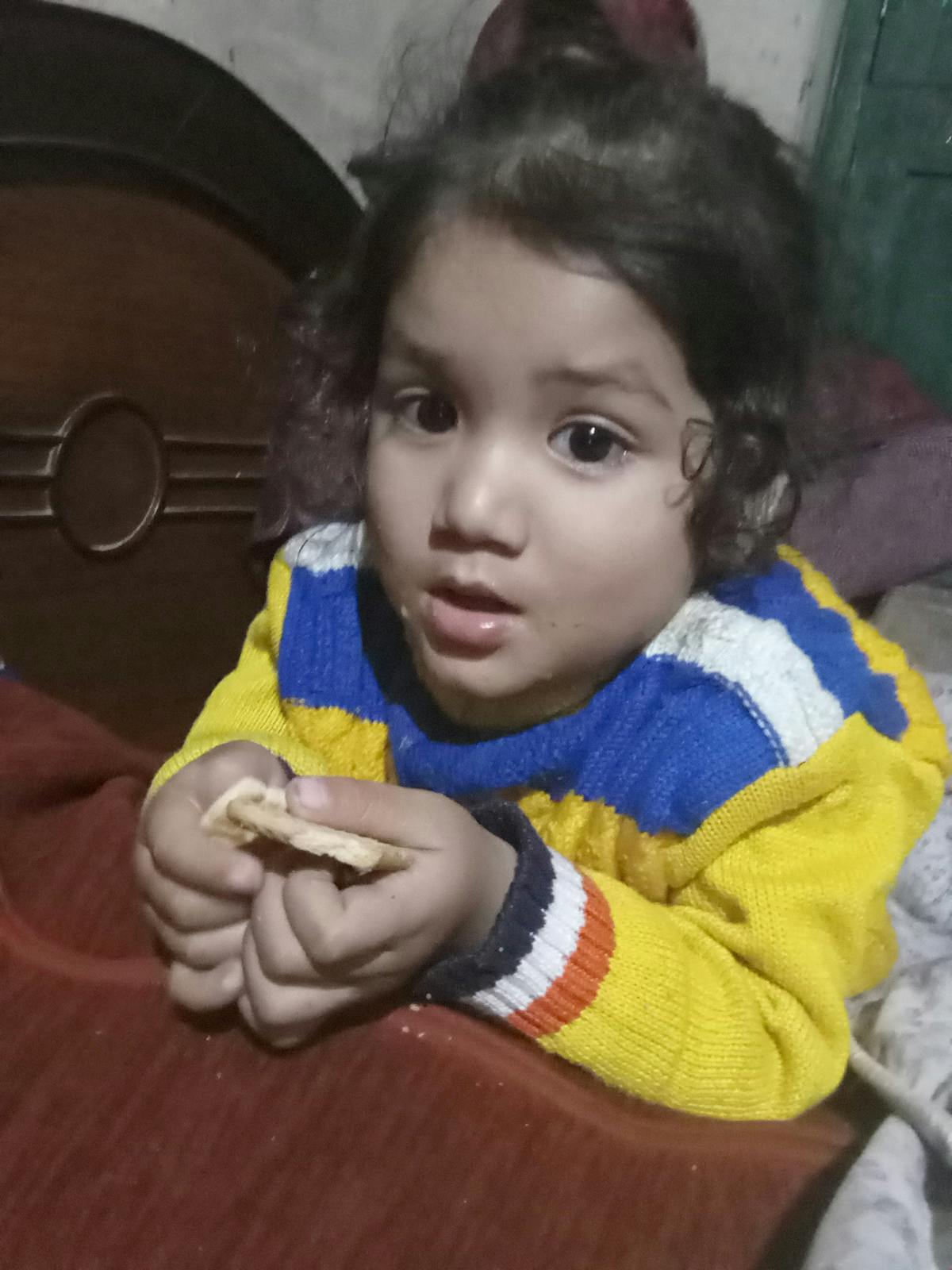 Person scrolling on a smartphone while surrounded by healthy food, reflecting social media influence on eating