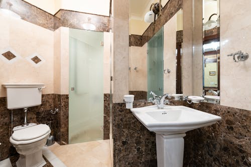 Gratis Fotos de stock gratuitas de azulejos marrones, baño, casa Foto de stock