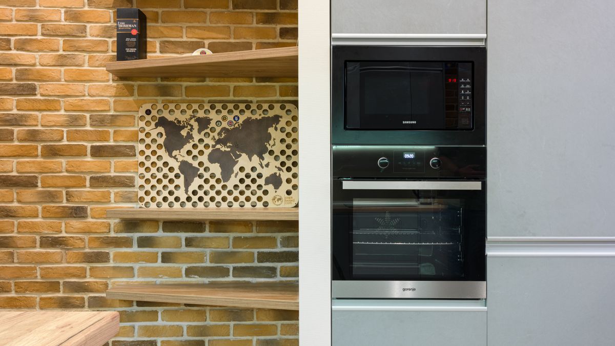 Micro-ondas com grill vale a pena? Vantagens, limites e quando compensa