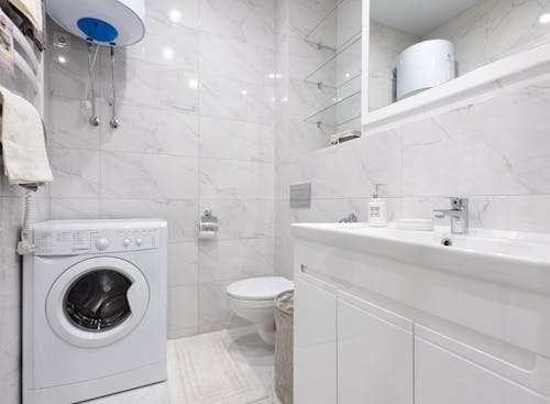 Foto profissional grátis de apartamento, banheiro, compacto